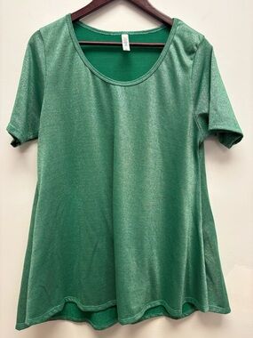 4 for $25 💚 LuLaRoe Classic Tee Size XL – Shimmer Green 💚